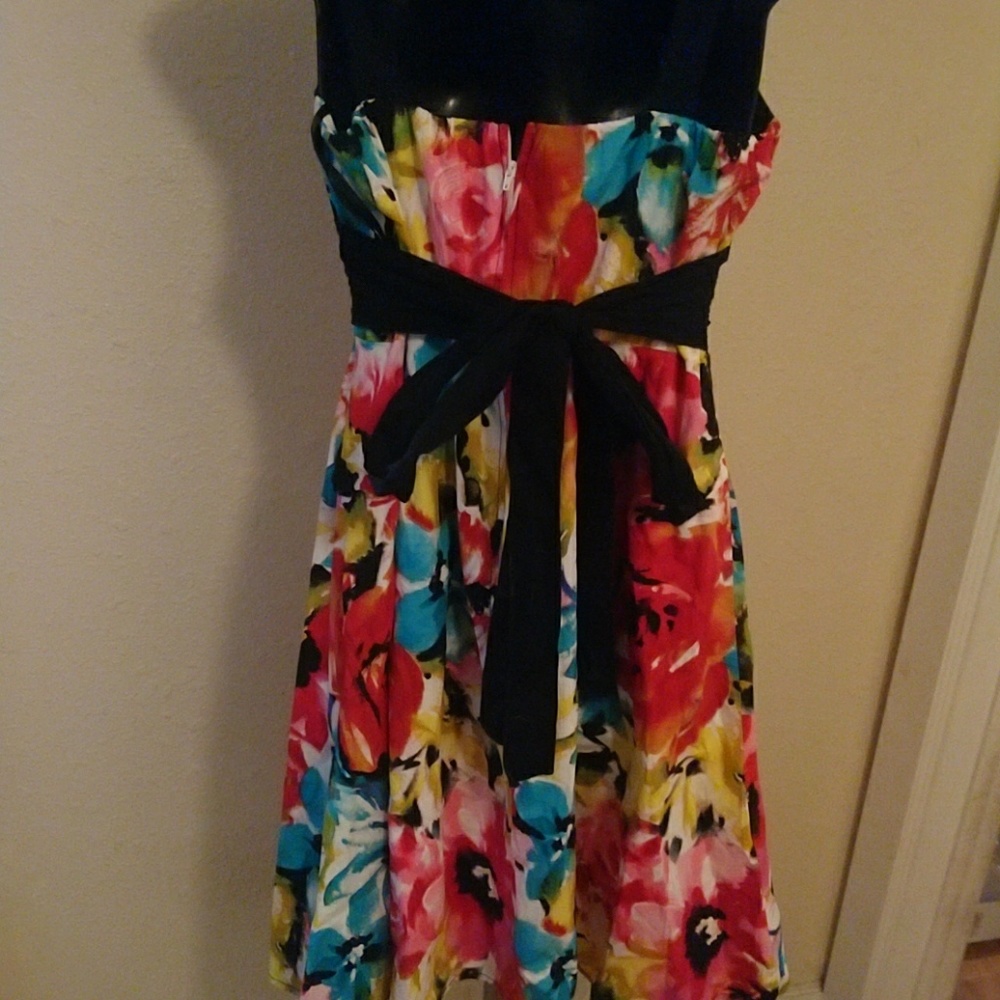 Dress - Picture 2 of 2